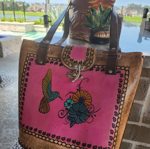 Hand Tooled Hammingbird Shoulder Handbag - Picture 5 of 16